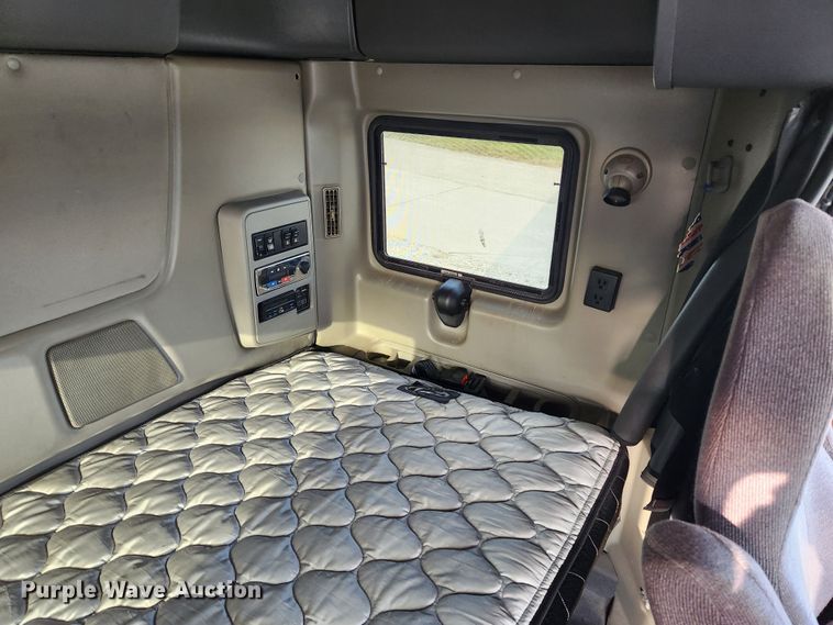 image for item DQ5378 2013 International ProStar Plus  semi truck