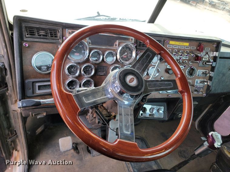 image for item DQ7464 1996 Peterbilt 378  semi truck