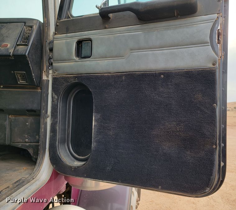 image for item DQ7464 1996 Peterbilt 378  semi truck