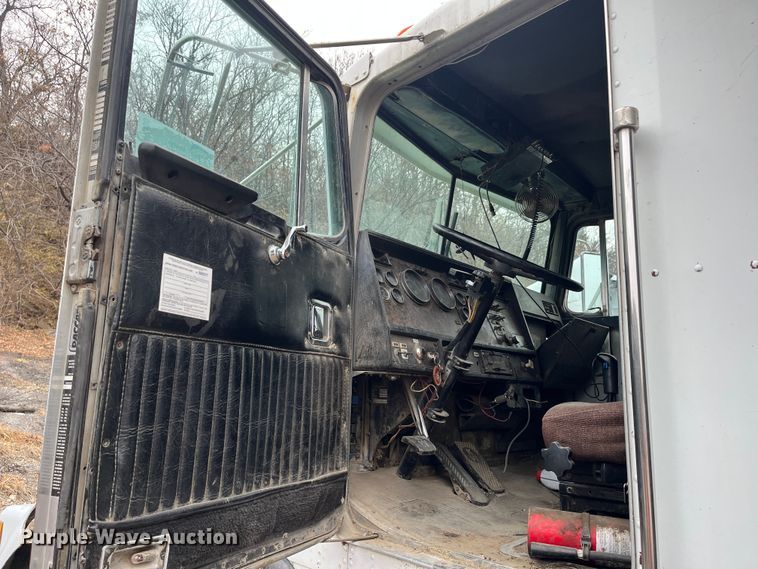 image for item DR7400 1988 Kenworth T800  dump truck