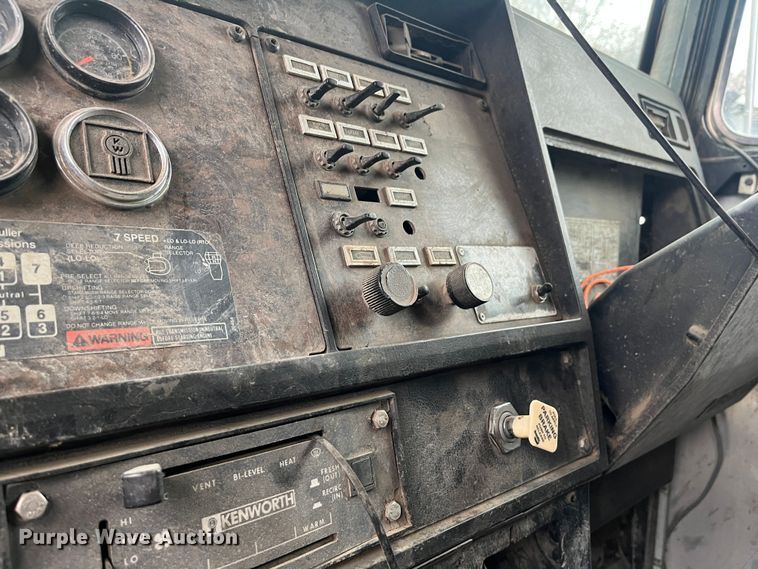 image for item DR7400 1988 Kenworth T800  dump truck