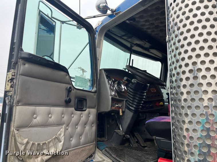 image for item DR7401 2005 Kenworth T800  dump truck