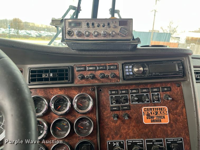 image for item DR7401 2005 Kenworth T800  dump truck