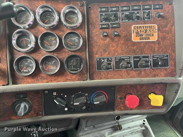 image for item DR7401 2005 Kenworth T800  dump truck