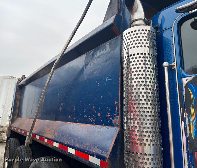 image for item DR7401 2005 Kenworth T800  dump truck