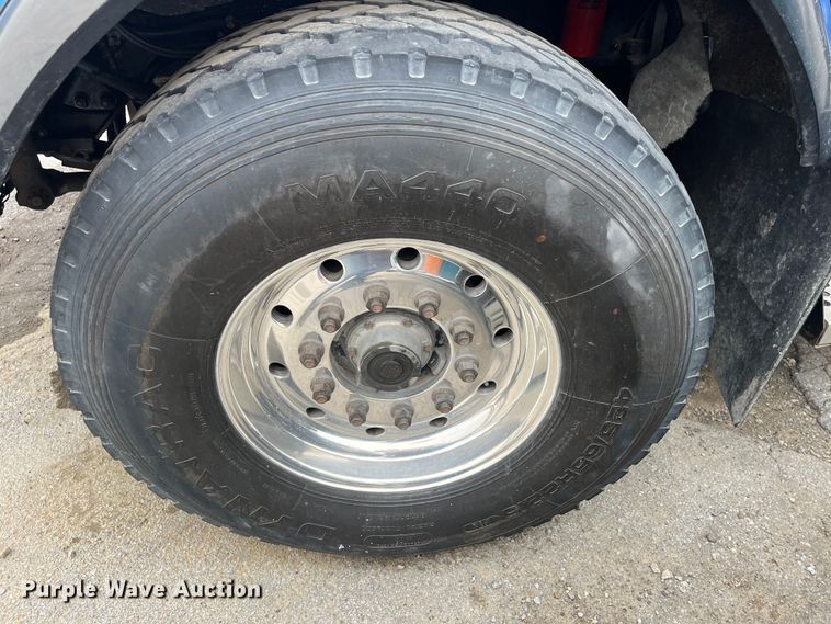 image for item DR7401 2005 Kenworth T800  dump truck