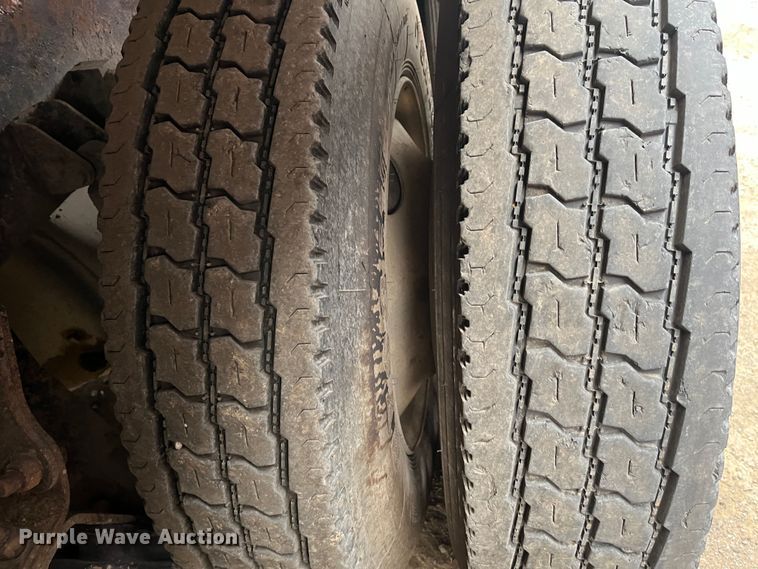 image for item DR7401 2005 Kenworth T800  dump truck