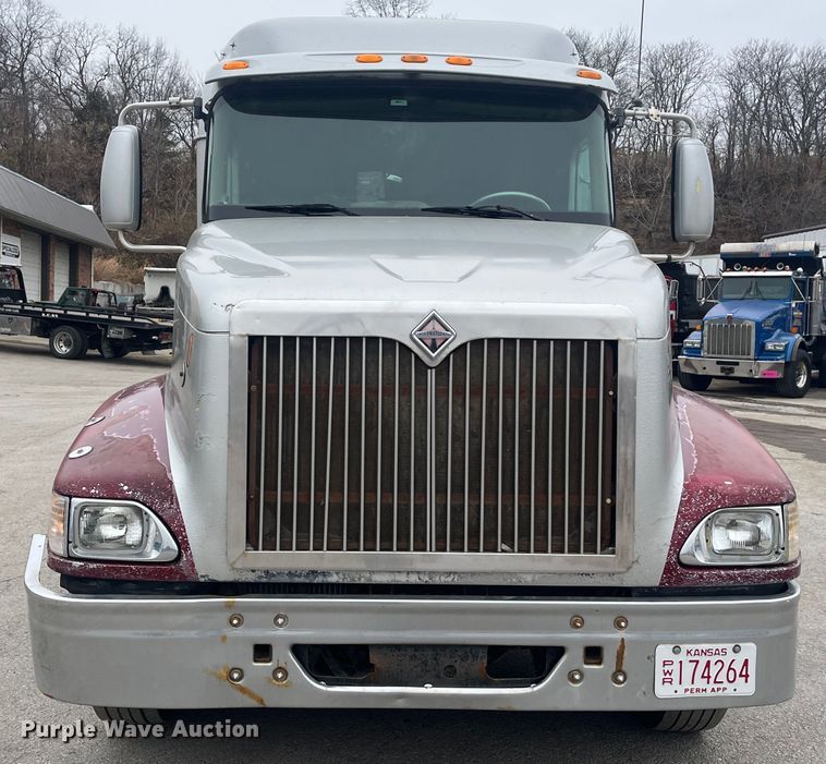 image for item DR7402 2006 International 9400i  semi truck