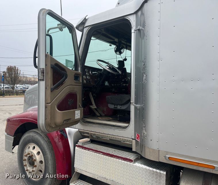 image for item DR7402 2006 International 9400i  semi truck