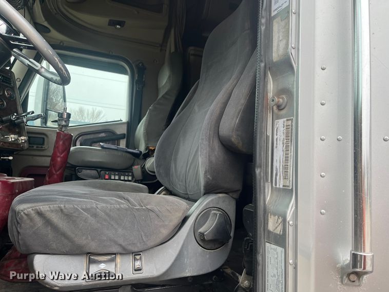 image for item DR7402 2006 International 9400i  semi truck