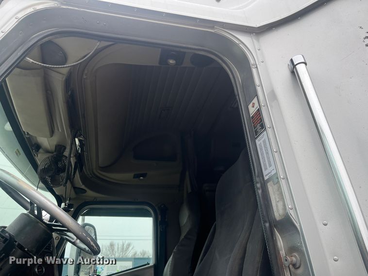 image for item DR7402 2006 International 9400i  semi truck