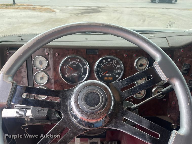 image for item DR7402 2006 International 9400i  semi truck