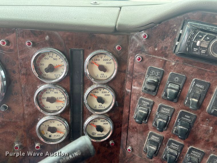 image for item DR7402 2006 International 9400i  semi truck