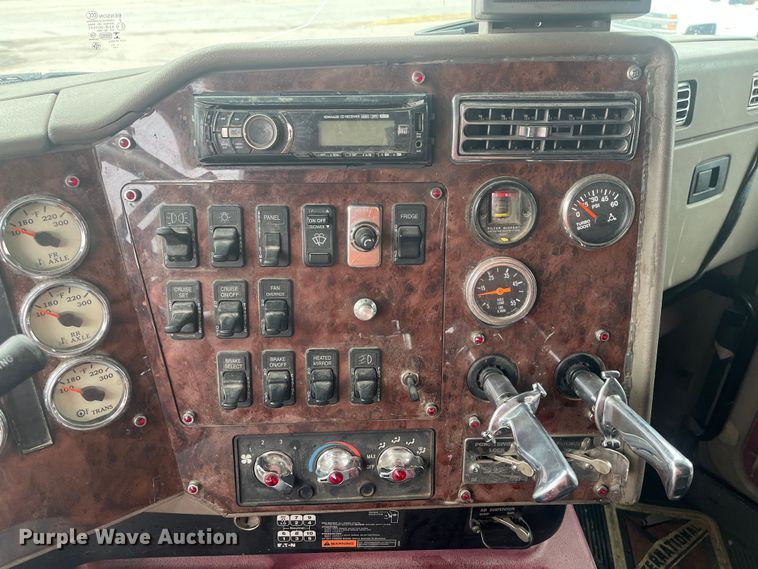 image for item DR7402 2006 International 9400i  semi truck