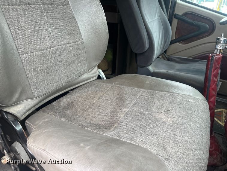 image for item DR7402 2006 International 9400i  semi truck