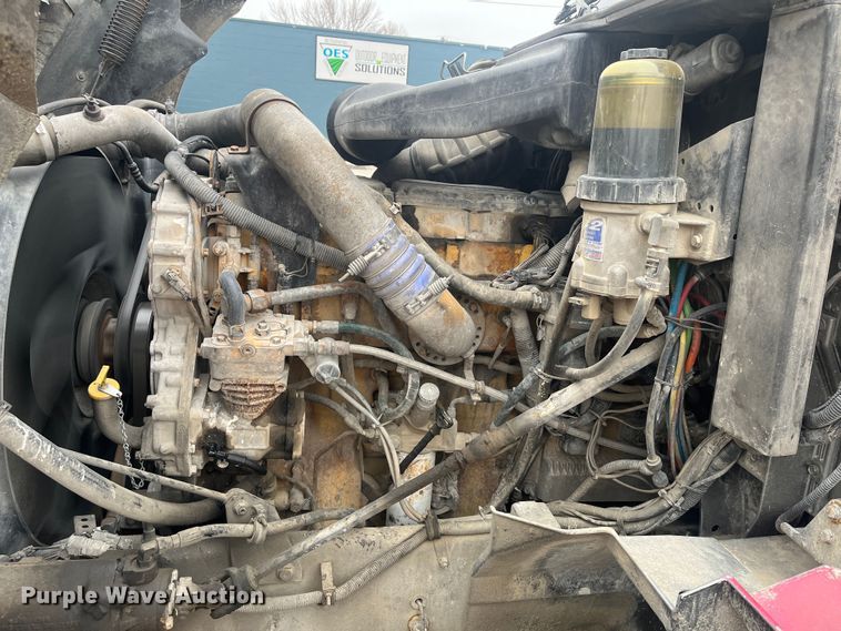 image for item DR7402 2006 International 9400i  semi truck