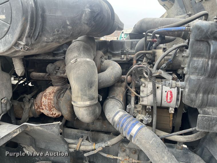 image for item DR7402 2006 International 9400i  semi truck