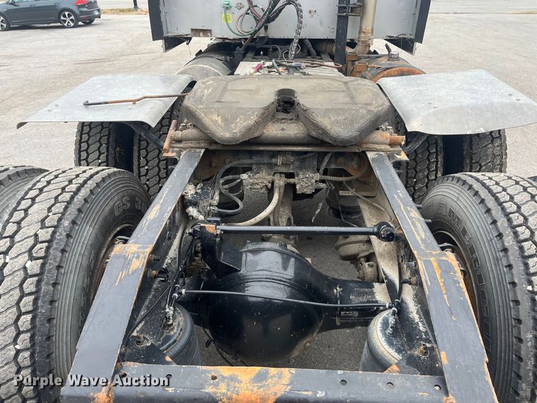 image for item DR7402 2006 International 9400i  semi truck