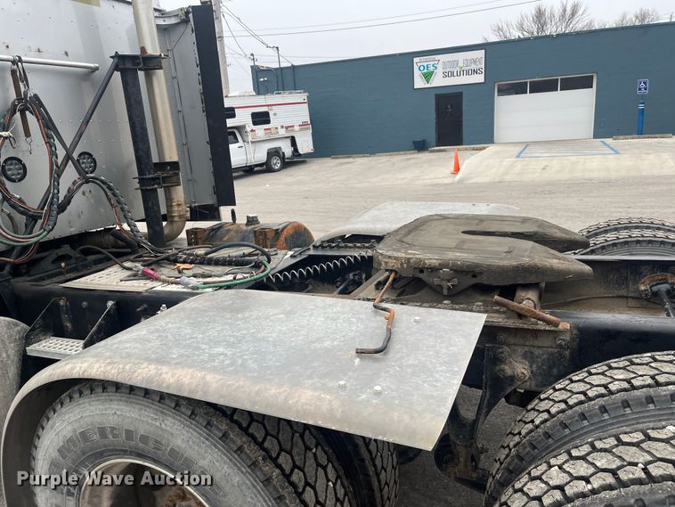 image for item DR7402 2006 International 9400i  semi truck