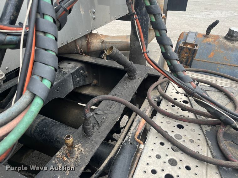 image for item DR7402 2006 International 9400i  semi truck