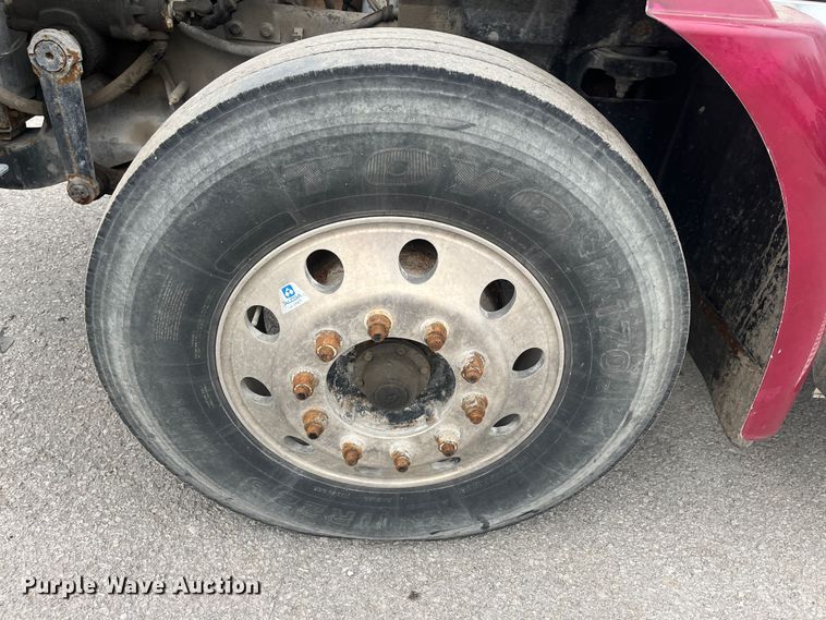 image for item DR7402 2006 International 9400i  semi truck