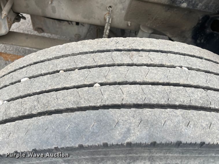 image for item DR7402 2006 International 9400i  semi truck