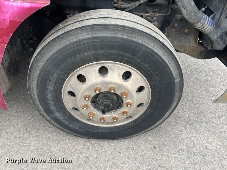 image for item DR7402 2006 International 9400i  semi truck