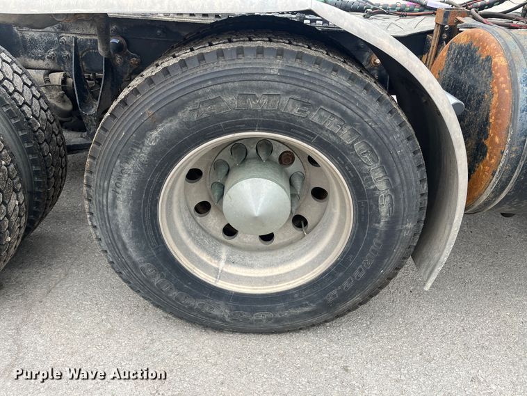 image for item DR7402 2006 International 9400i  semi truck