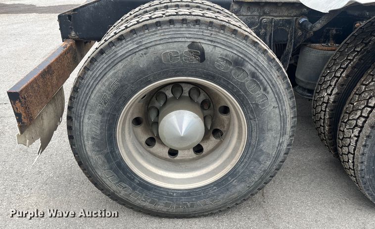 image for item DR7402 2006 International 9400i  semi truck