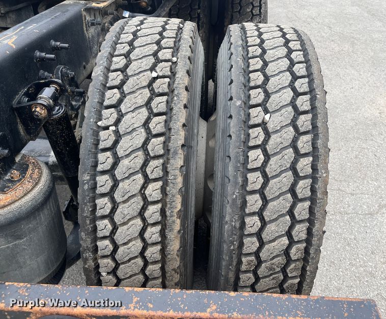 image for item DR7402 2006 International 9400i  semi truck