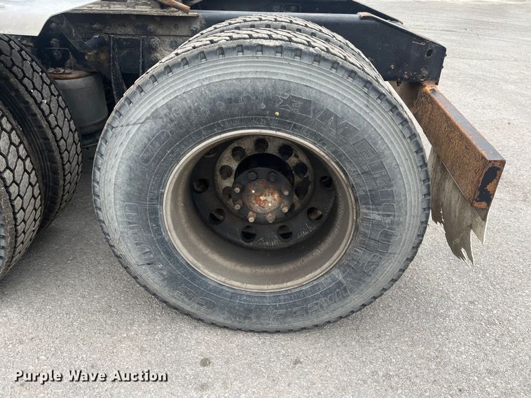 image for item DR7402 2006 International 9400i  semi truck