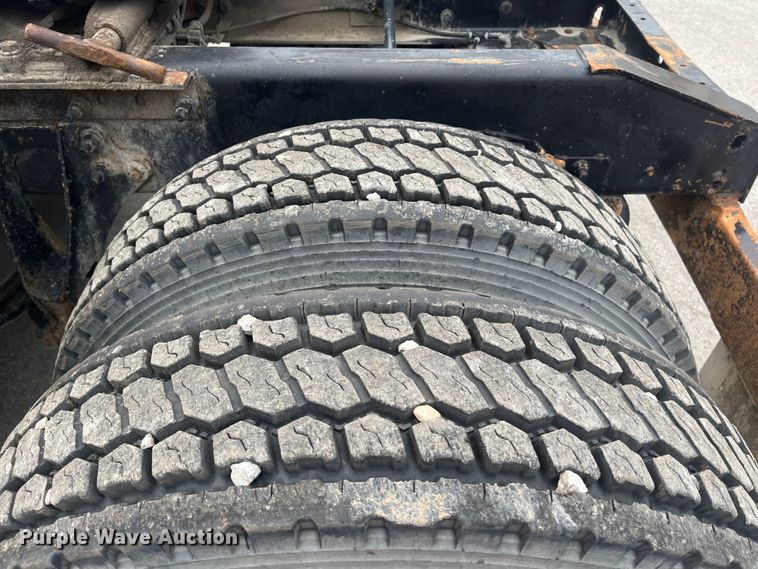 image for item DR7402 2006 International 9400i  semi truck