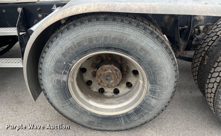 image for item DR7402 2006 International 9400i  semi truck