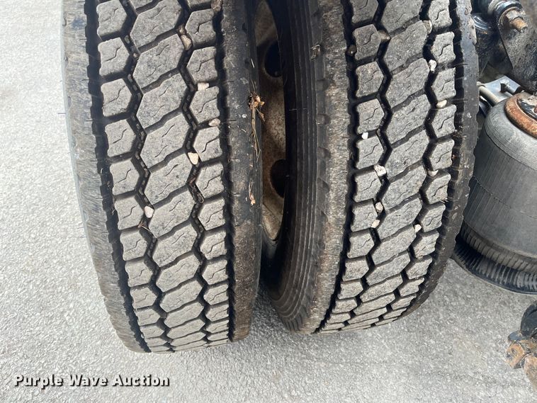 image for item DR7402 2006 International 9400i  semi truck