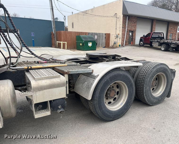 image for item DR7403 2009 Peterbilt 365  semi truck