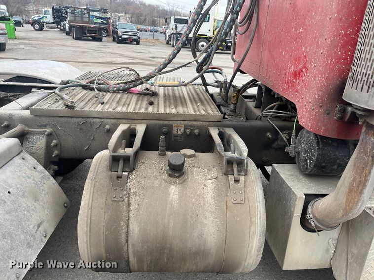 image for item DR7403 2009 Peterbilt 365  semi truck