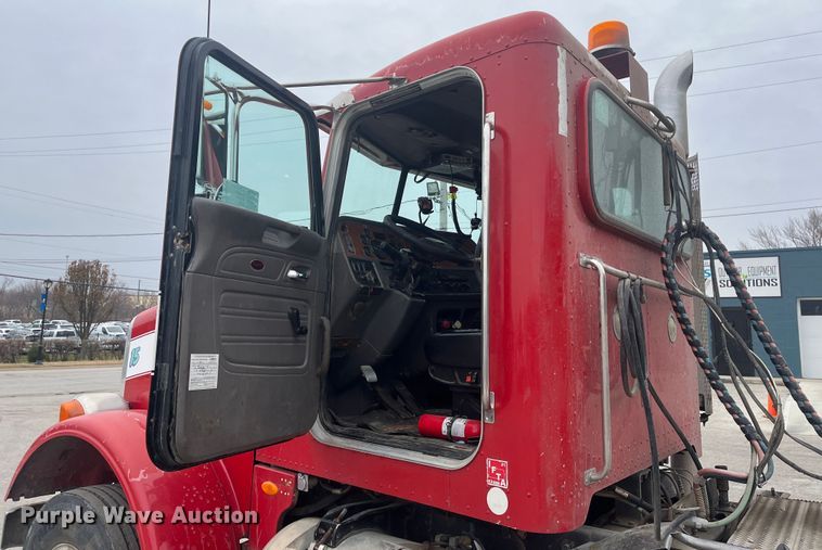 image for item DR7403 2009 Peterbilt 365  semi truck