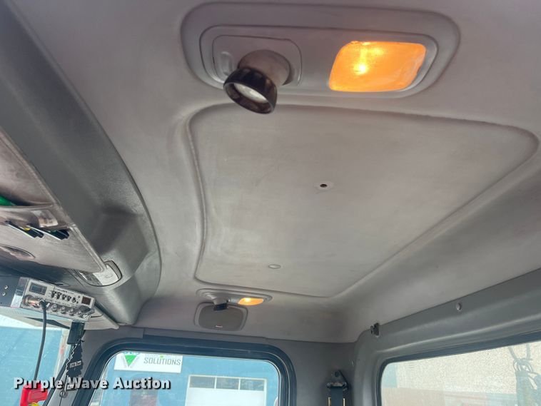 image for item DR7403 2009 Peterbilt 365  semi truck