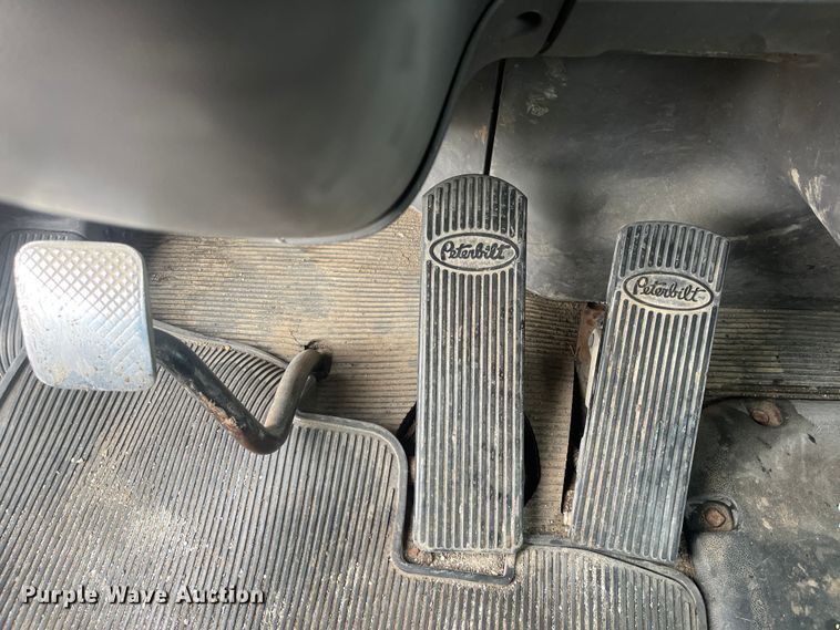 image for item DR7403 2009 Peterbilt 365  semi truck