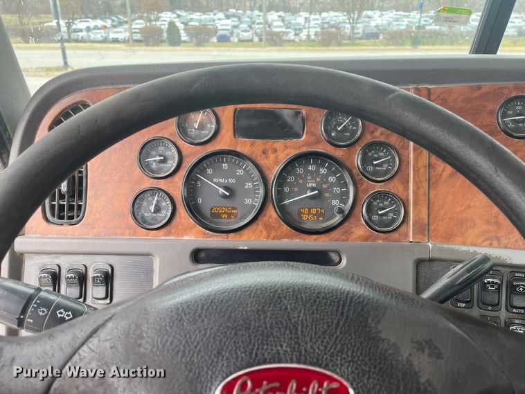 image for item DR7403 2009 Peterbilt 365  semi truck