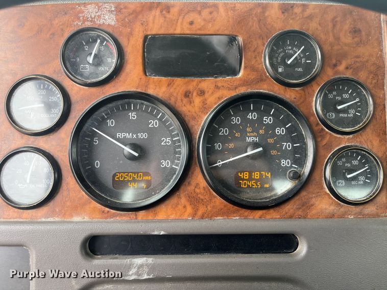 image for item DR7403 2009 Peterbilt 365  semi truck