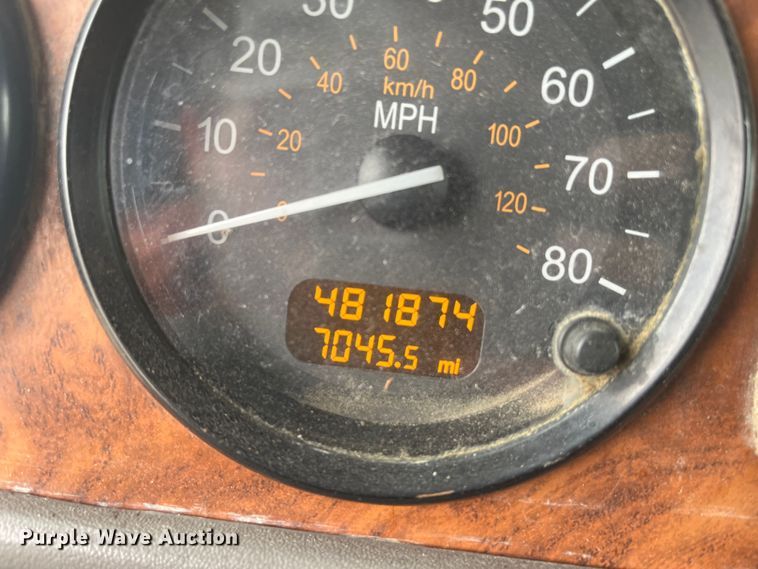 image for item DR7403 2009 Peterbilt 365  semi truck