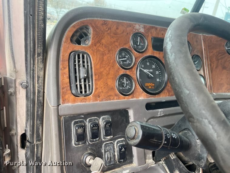 image for item DR7403 2009 Peterbilt 365  semi truck
