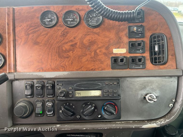 image for item DR7403 2009 Peterbilt 365  semi truck