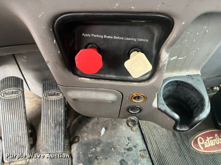 image for item DR7403 2009 Peterbilt 365  semi truck