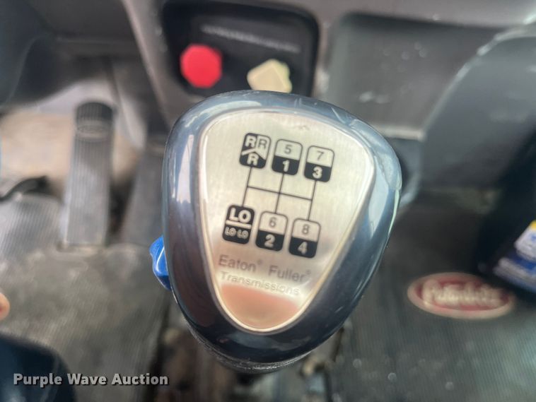 image for item DR7403 2009 Peterbilt 365  semi truck