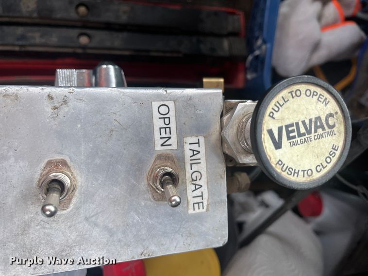 image for item DR7403 2009 Peterbilt 365  semi truck