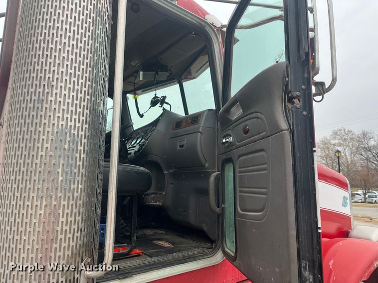 image for item DR7403 2009 Peterbilt 365  semi truck