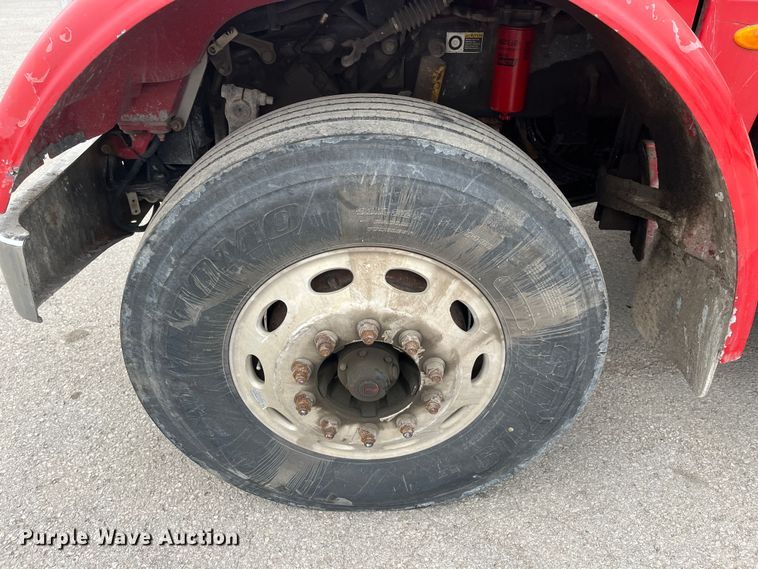 image for item DR7403 2009 Peterbilt 365  semi truck