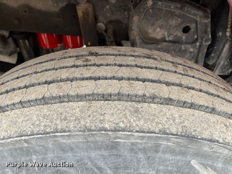 image for item DR7403 2009 Peterbilt 365  semi truck